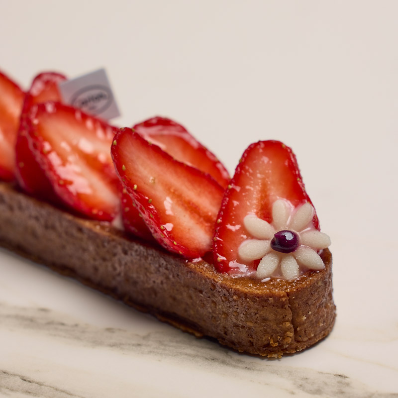 Une pâtisserie à la fraise de la boulangerie pâtisserie Carton à Paris