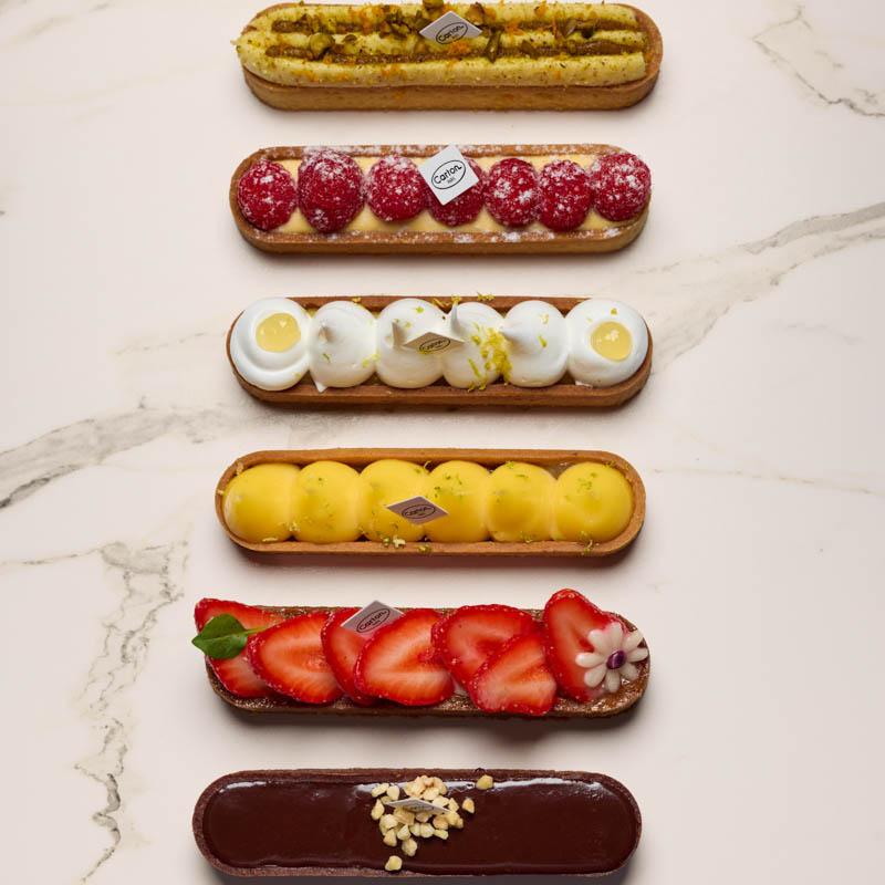 Un ensemble de gâteaux pâtisseries de la boulangerie pâtisserie Carton à Paris
