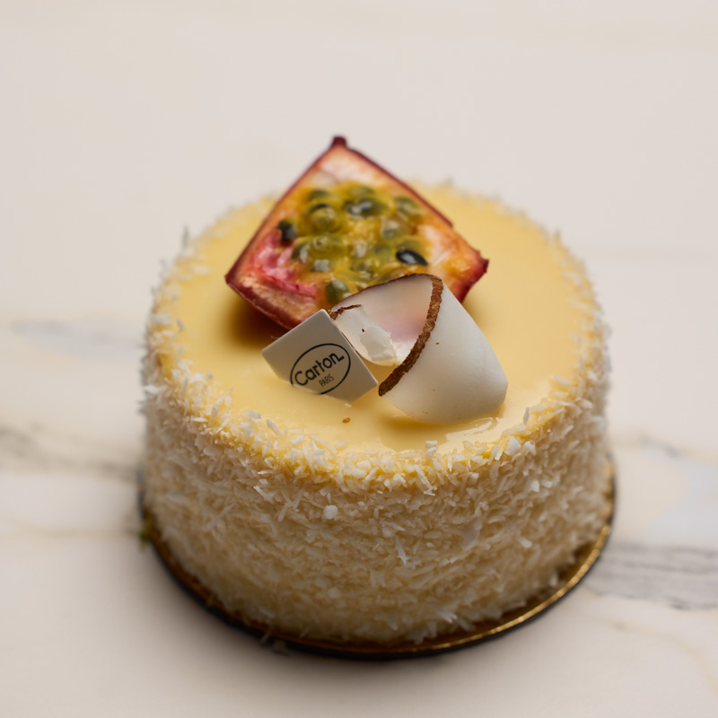 Un gâteau aux fruits de la passion de la boulangerie pâtisserie Carton à Paris