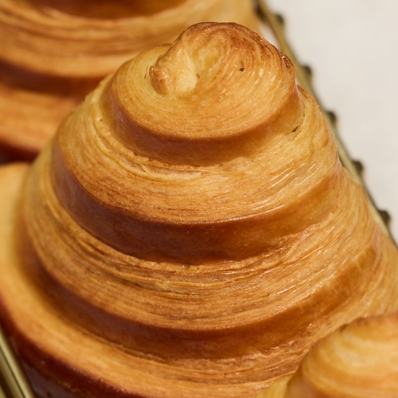 Un gros plan sur un croissant de la boulangerie pâtisserie Carton à Paris