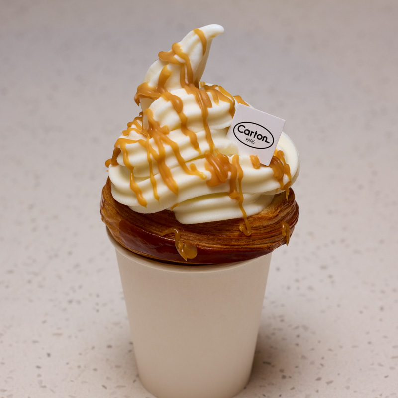 Un dessert croissant glacé de la boulangerie pâtisserie Carton à Paris