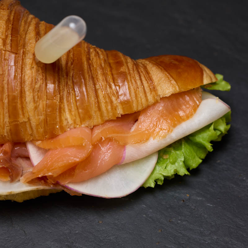 Un sandwich salé au croisant de la boulangerie pâtisserie Carton à Paris