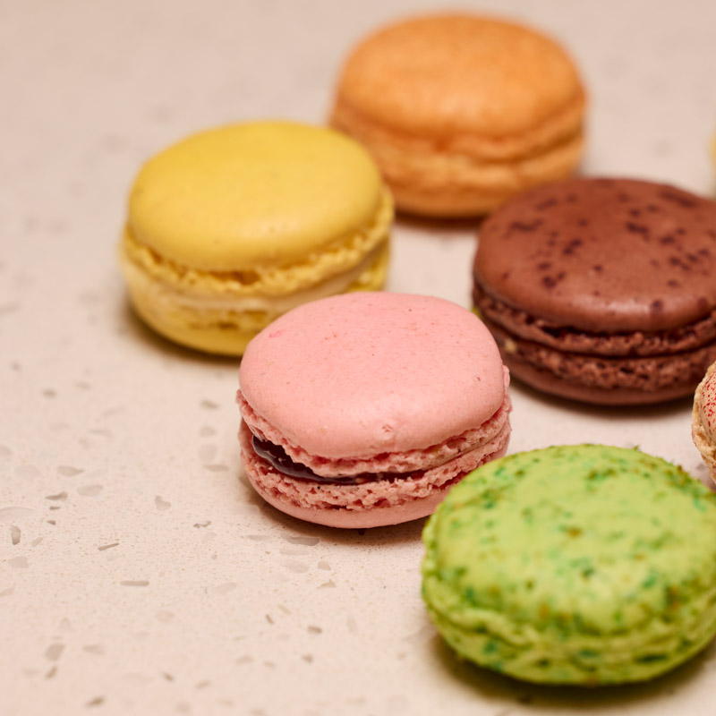 Un ensemble de macarons de la boulangerie pâtisserie Carton à Paris